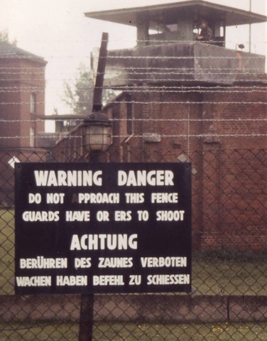 Warning danger. Author: Bauamt Süd – CC BY-SA 3.0