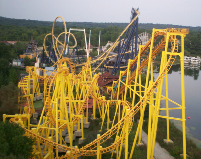 View of Thunderhawk (yellow), Dominator (blue), and Raging Wolf Bobs (white) with the ferry boats (then unused) in the background in 2006 – Author: JonRidinger – CC BY 3.0