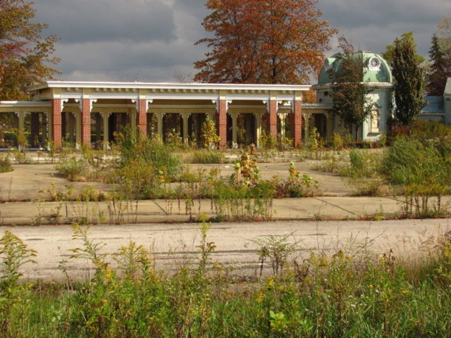 What’s left of the Geauga Lake entrance, pictured in 2011 – Author: Jeremy Thompson – CC BY 2.0