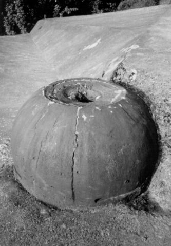 A cupola after penetration by a shaped charge/ Author: Crux – CC BY-SA 3.0