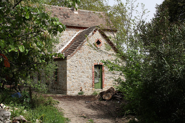 One of the outbuildings/ Author: Tilemahos Efthimiadis – CC BY-SA 2.0