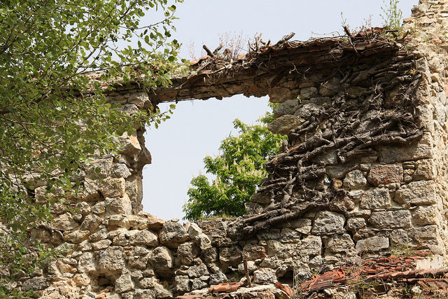 en ødelagt mur/ Forfatter: TILEMAHOS Efthimiadis – CC BY-SA 2.0