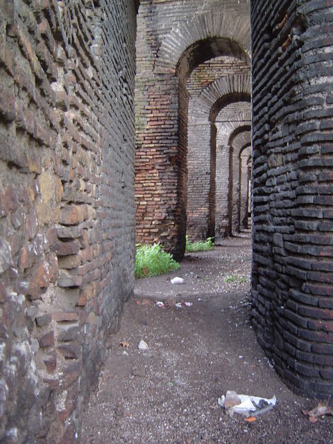 A passage that that stands close to Porta Metronia. Author: Joris – CC BY-SA 3.0