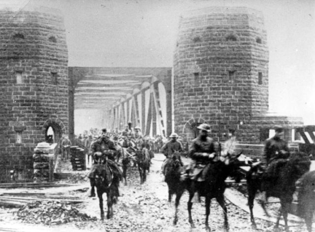 American soldiers on the bridge, 1918.