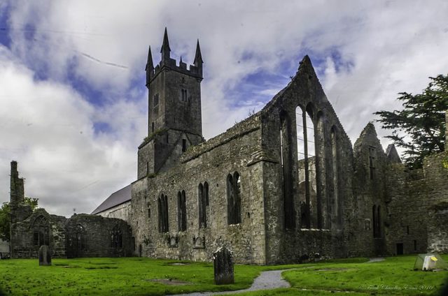 Ennis Friary. Author: Frank Chandler – CC BY-SA 4.0