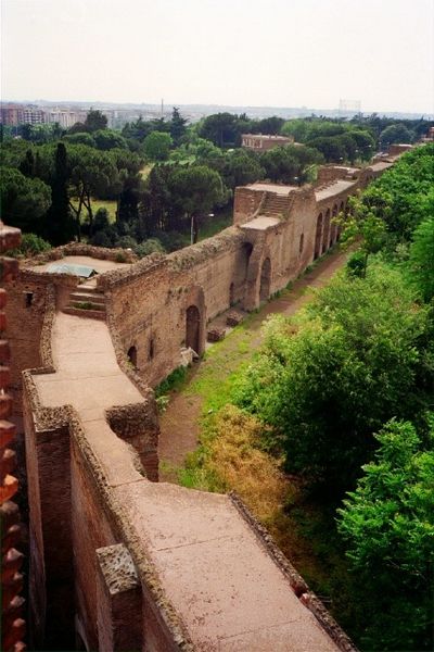 On top of the wall. Author: MichelleWalz – CC BY 2.0
