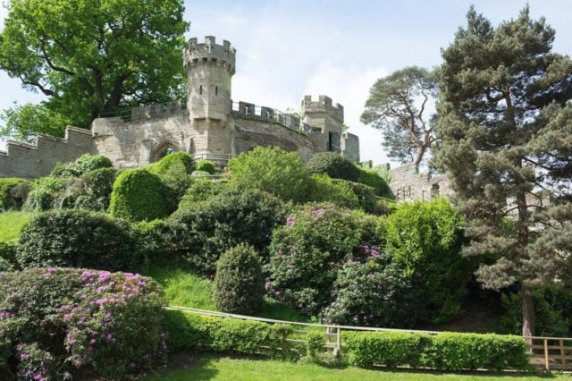 Part of the castle’s gardens. Author: DeFacto – CC BY-SA 4.0