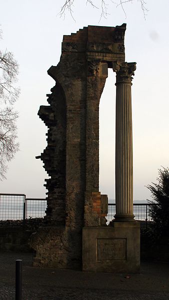 Part of the demolished palace. Author: OTFW – CC BY-SA 3.0