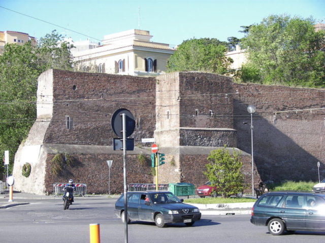 Part of the wall that stands close to Pyramid of Caius Cestius. Author: Wknight94 – CC BY-SA 3.0