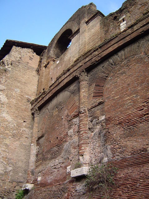 Part of the walls made of red brick. Author: Joris – CC BY-SA 3.0