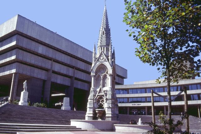Side-view of Birmingham Central Library. Author: Andrew Miller – CC BY-SA 2.0