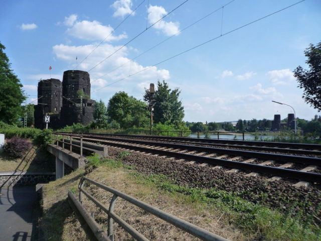 The two stone towers. Author: Sjaak Kempe – CC BY 2.0