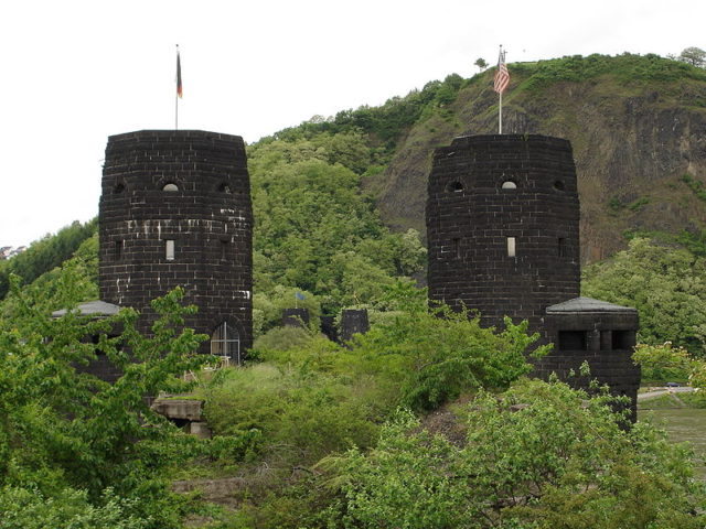 The two stone towers, 2006. Author: KnightLago – CC BY-SA 3.0