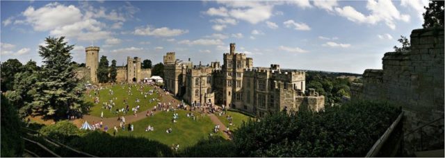 Tourists visiting the castle’s grounds. Author: Gernot Keller – CC BY 3.0