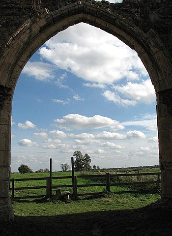 View through the east doorway of the gatehouse/ Author: Evelyn Simak – CC BY-SA 2.0