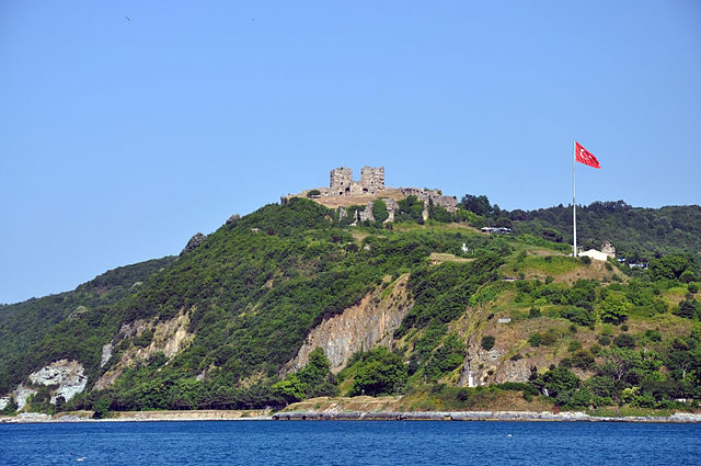 The ruins of Yoros Castle/ Author: Moonik – CC BY-SA 3.0