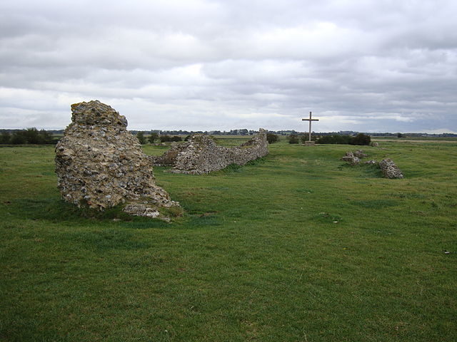 The remains of the church nave, looking toward the high altar and the modern oak cross/ Author: JohnArmagh – CC BY-SA 3.0