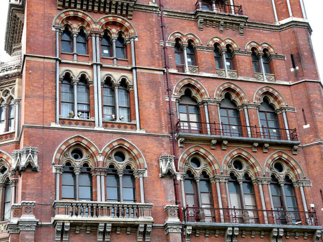 Close-up of the hotel’s architecture. Author: Jynto – CC BY 3.0