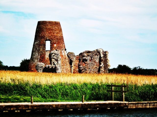 The ruins of the abbey and wharf from the River Bure/ Author: Richard Harvey – CC BY 3.0