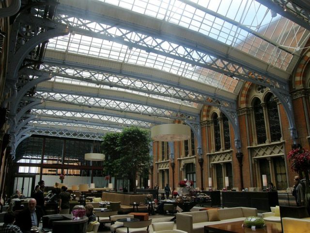 Part of the hotel’s interior. Author: Superstevegs – CC BY-SA 3.0