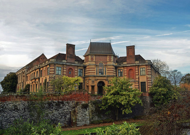 Photo of the restored palace. Author: Duncan – CC BY 2.0
