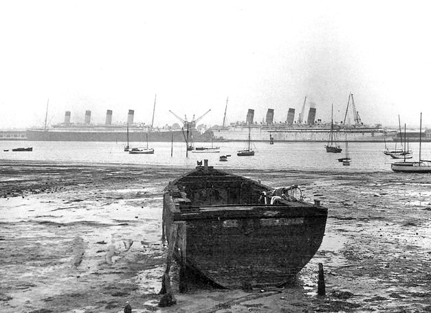 RMS Olympic (left) and RMS Mauretania (right).