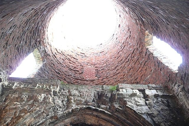 The top of the mill and parts of the gatehouse incorporated into the new building/ Author: Graham Horn – CC BY-SA 2.0