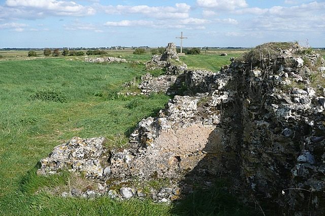 Sections of a wall behind the nave/ Author: Graham Horn – CC BY-SA 2.0