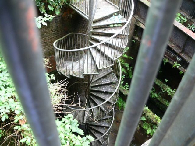 Stairs leading down the pit. Author: Ian Roberts – CC BY-SA 3.0