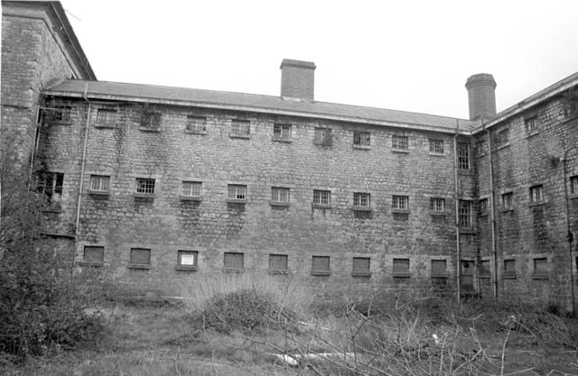 The back of the hospital in 2000. Author: Moriarty01 – CC BY-SA 3.0