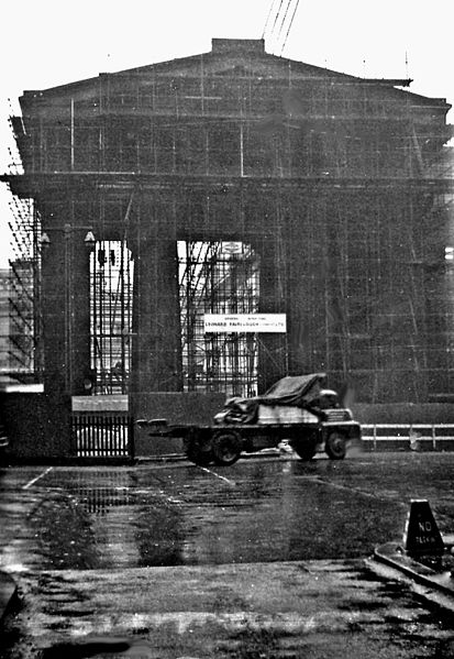 The demolition of the arch. Author: Ben Brooksbank – CC BY-SA 2.0