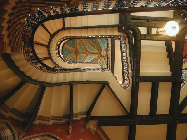 The Grand Staircase designed by George Gilbert Scott. Author: Superstevegs – CC BY-SA 3.0