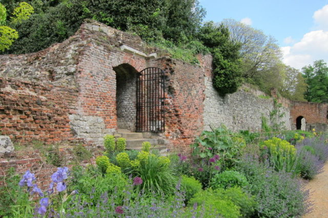 The remains of the older palace. Author: Nessy-Pic – CC BY-SA 4.0