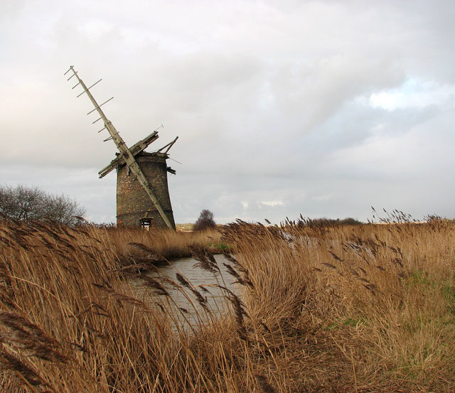 The derelict and unsafe structure is leaning westwards/ Author: Evelyn Simak – CC BY-SA 2.0