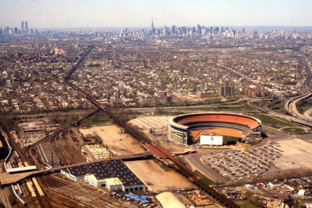 Shea Stadium and vicinity, with the Manhattan skyline in the distance, 1981 – Author: George Louis – CC BY-SA 3.0