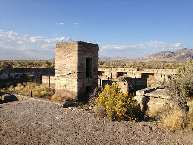 The ruins of the Metropolis Hotel/ Author: Famartin – CC BY-SA 4.0