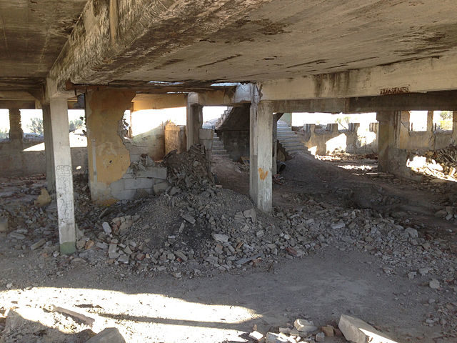 The former school is becoming piles of rubble/ Author: Famartin – CC BY-SA 4.0
