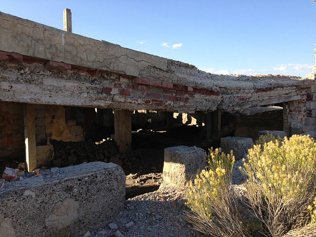 The collapsing roof of the basement of the school/ Author: Famartin – CC BY-SA 4.0