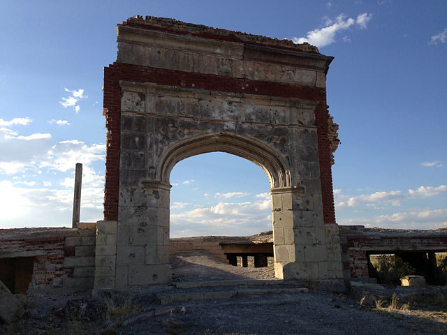 The entrance arch of the Lincoln School/ Author: Famartin – CC BY-SA 4.0