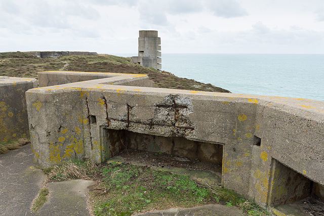 Gun emplacement located to the north of the MP3 tower/ Author: Danrok – CC BY-SA 3.0