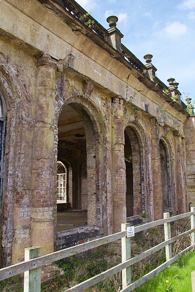 The Grade-II* listed portico is slowly crumbling. Author: Mike Peel – CC BY-SA 4.0