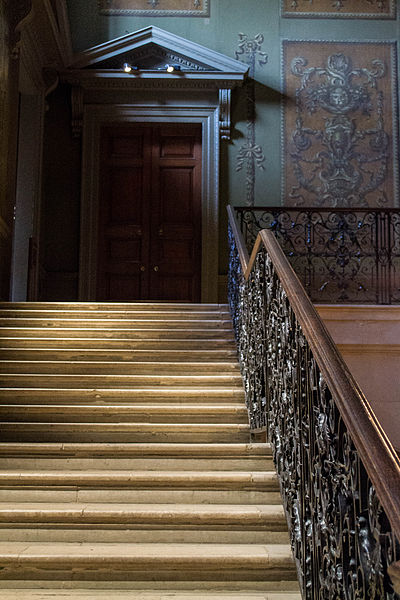One of the staircases in the palace. Author: MrsEllacott – CC BY-SA 3.0