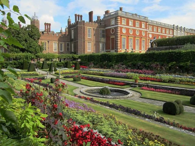 Part of the gardens. Author: David Stanley – CC BY 2.0
