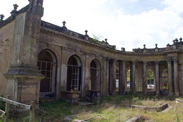 Time takes it’s toll. Where the photographer stands was once inside Trentham Hall. Author: Mike Peel – CC BY-SA 4.0