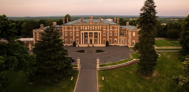 Vanderbilt family’s mansion. Author: Profdarden – CC BY-SA 4.0