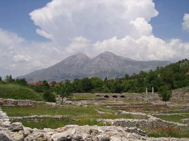 Alba Fucens in front of mount Velino, 2003. Author: CaesarGJ – CC BY-SA 3.0