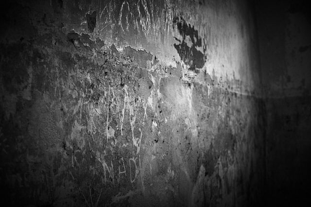 Close-up view of one of the walls inside a prison cell. Author: Alexandre Gilbert – CC BY-SA 4.0