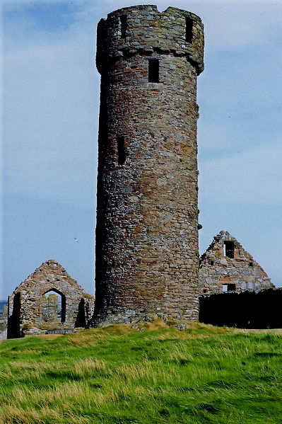 The 10th or 11th century Round Tower, Peel Castle. Author: Joseph Mischyshyn – CC BY-SA 2.0