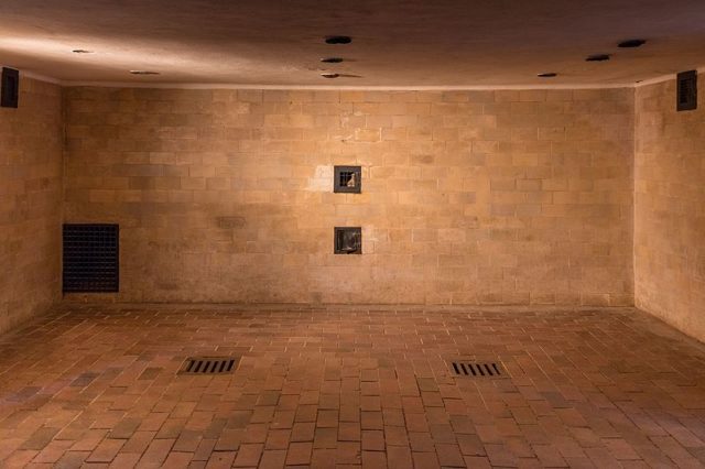 Inside the gas chamber. Author: Diego Delso – CC BY-SA 4.0