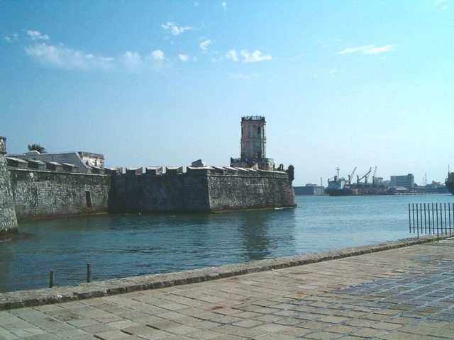 The fort keeps a close eye on the port of Veracruz. Author: Cdennis